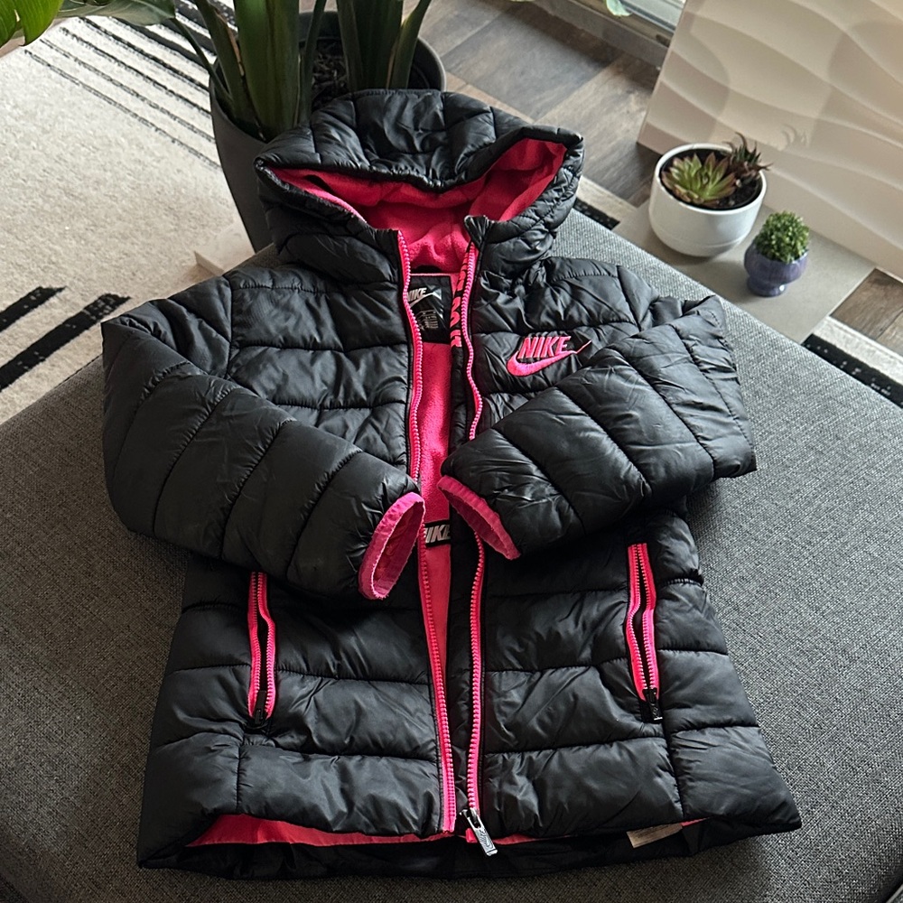 Nike Kids Puffer Jacket in Black and Pink